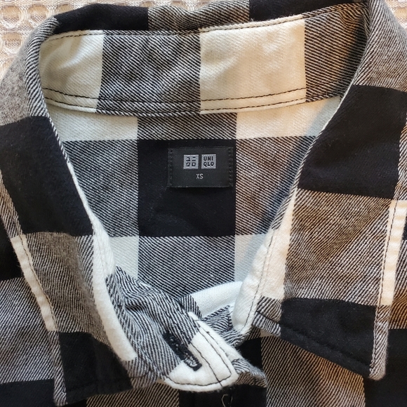 Uniqlo Men's XS Button Up Shirt - Picture 2 of 2
